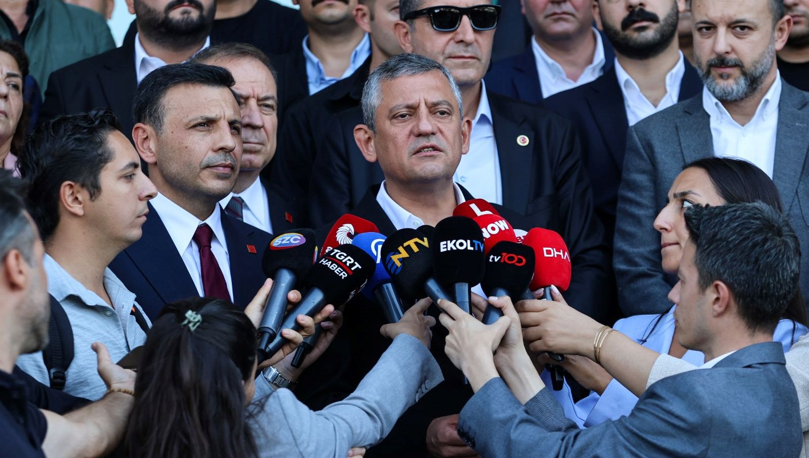 ak partiden ozgur ozel hakkinda suc duyurusu TcqhRMyY