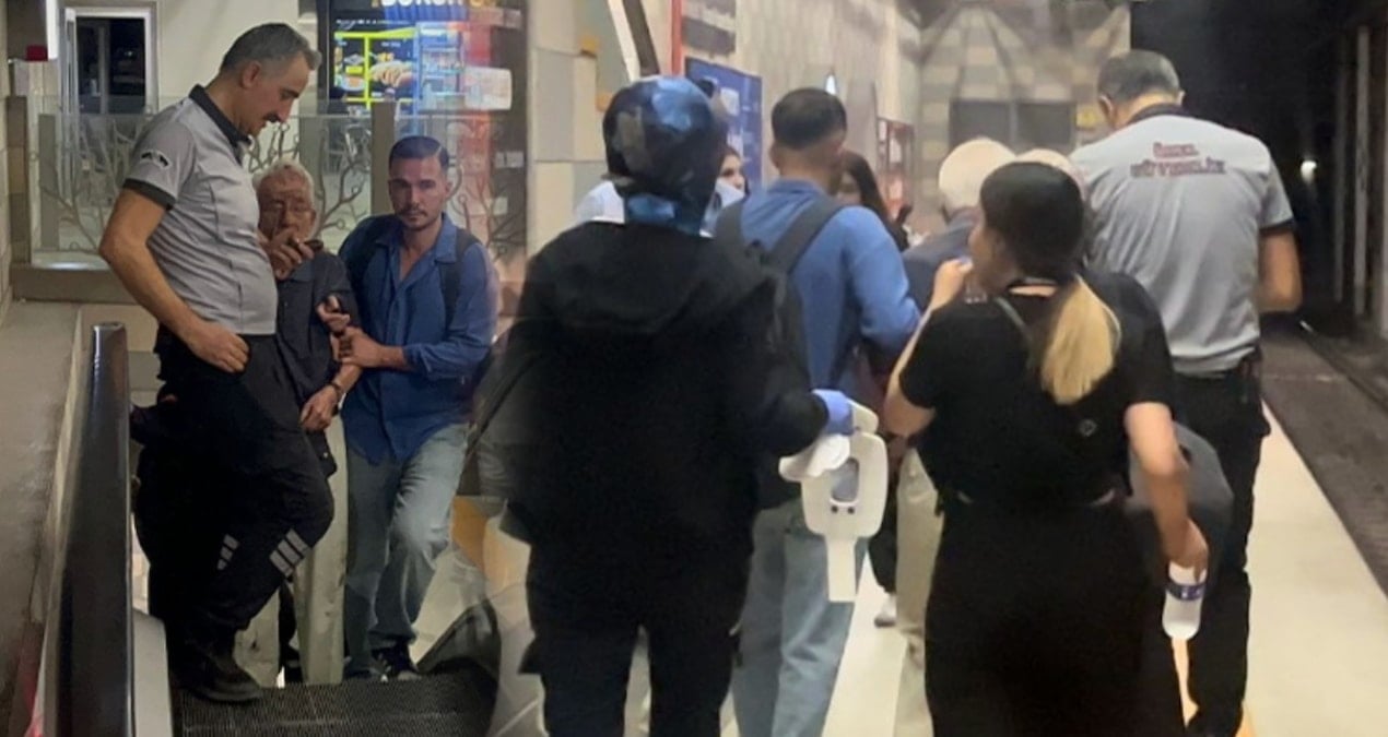 ogrencilerin sakasi yasli adami raylara dusurdu metroda korku dolu dakikalar 5rDrK9sw