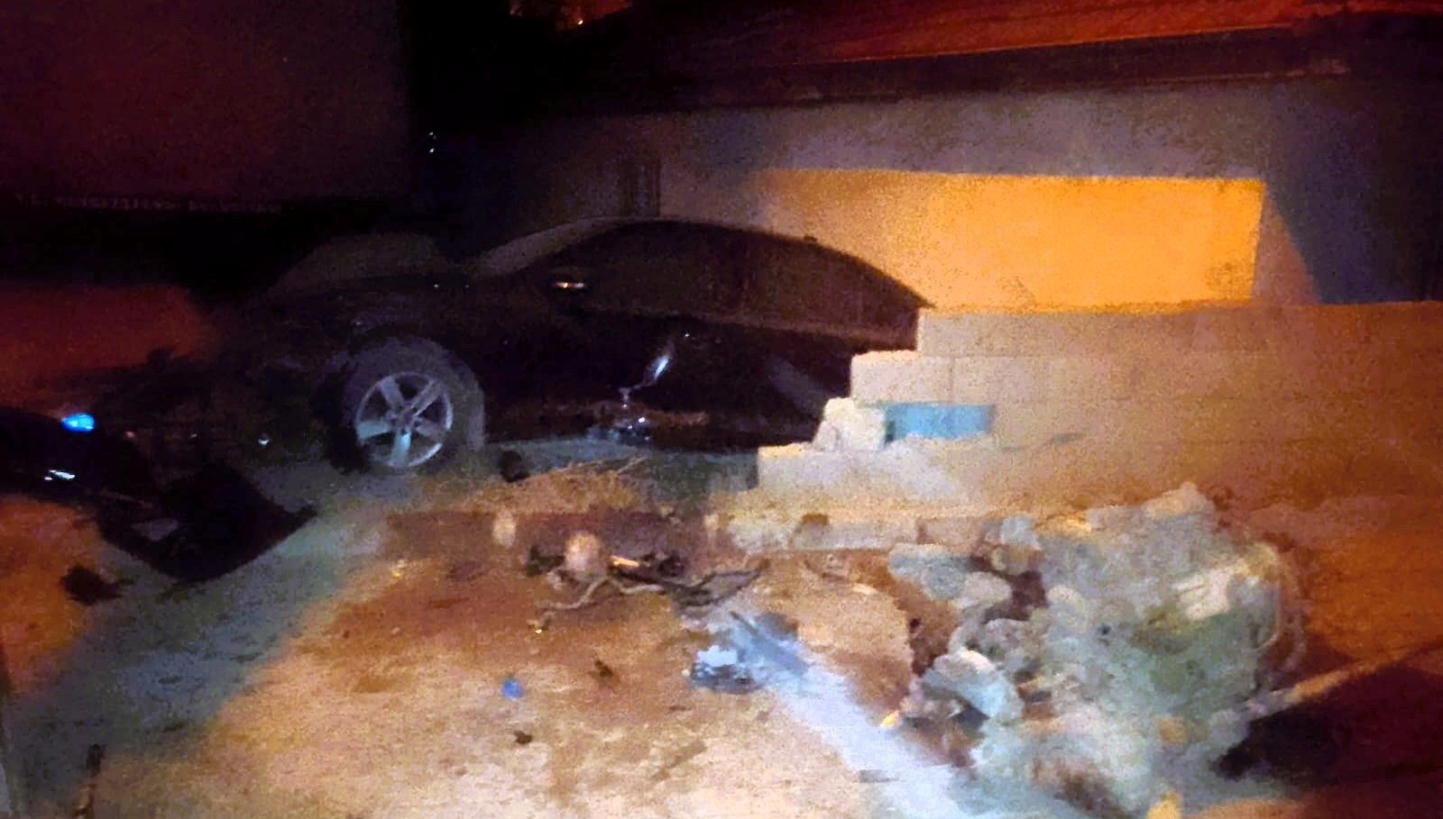 otomobil duvari yikti bahceye daldi jBwLxjEA