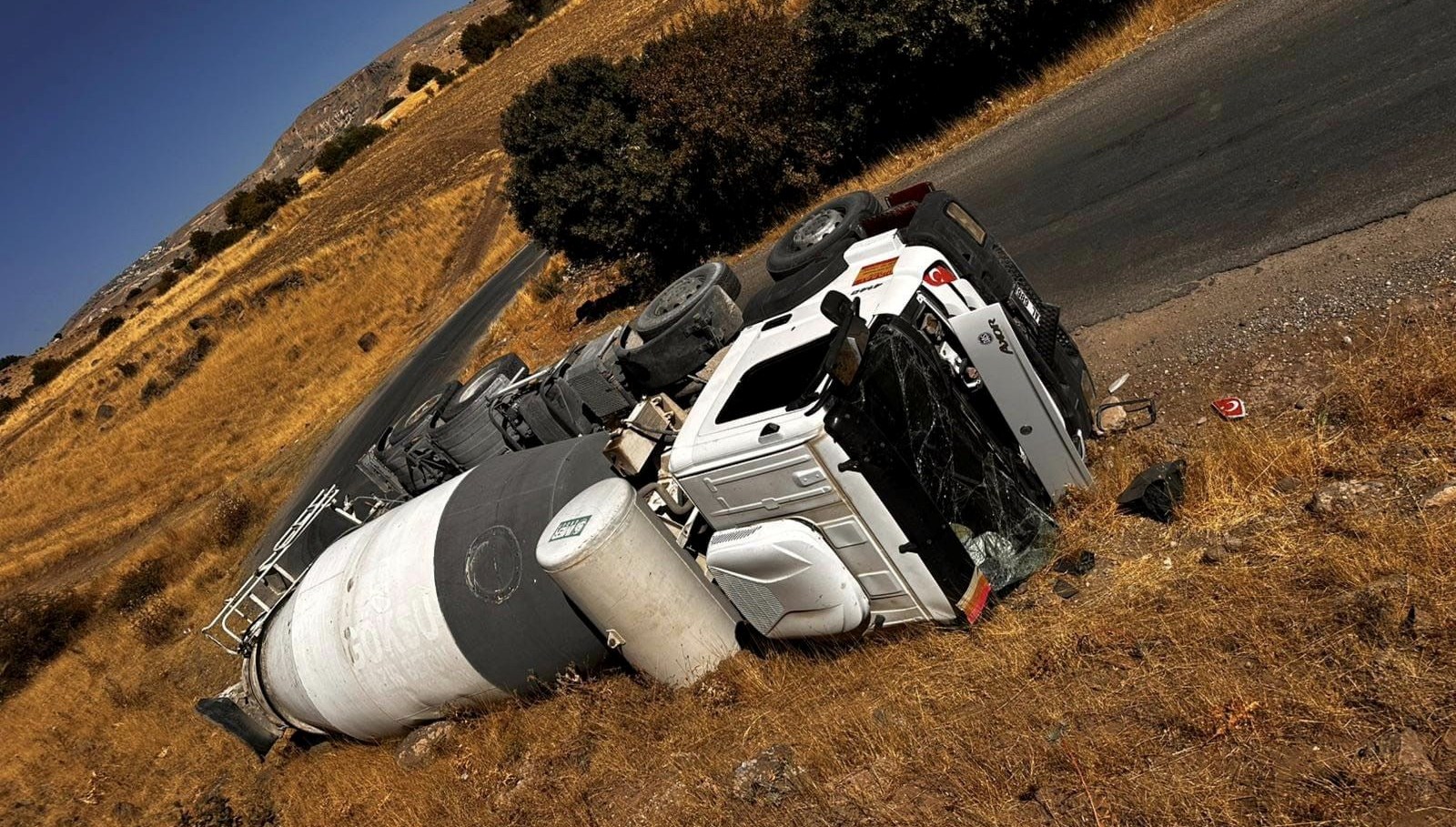 tuncelide beton mikseri ve tir devrildi VL9KgYHx