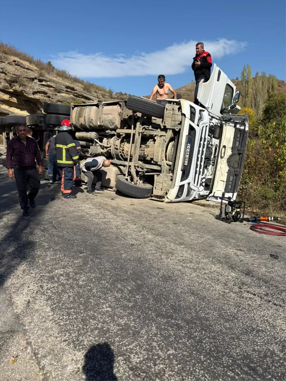 bayatta tomruk yuklu kamyon devrildi kHt29fBE.jpg