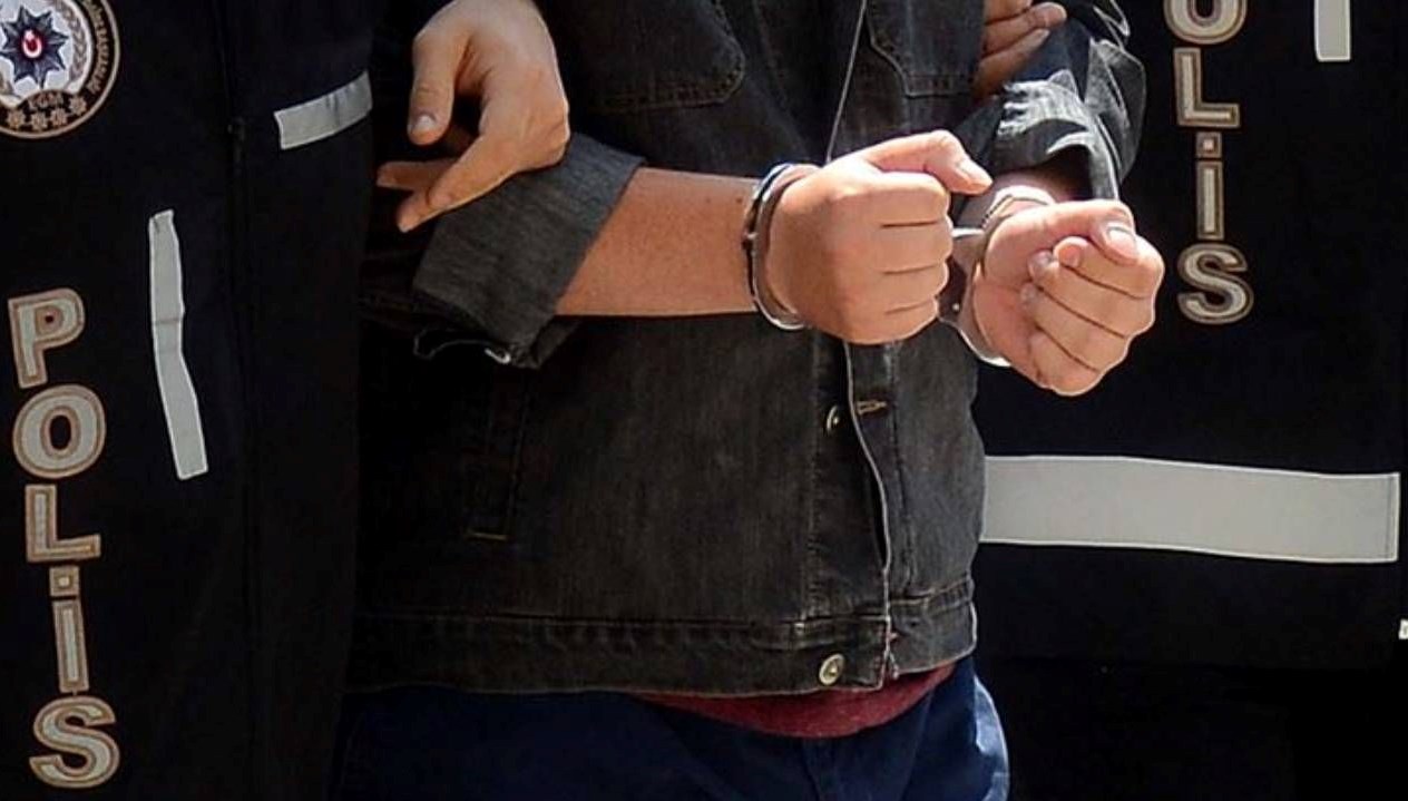 elindeki posetten silahlar cikti tutuklandi JxBkOjYq.jpg