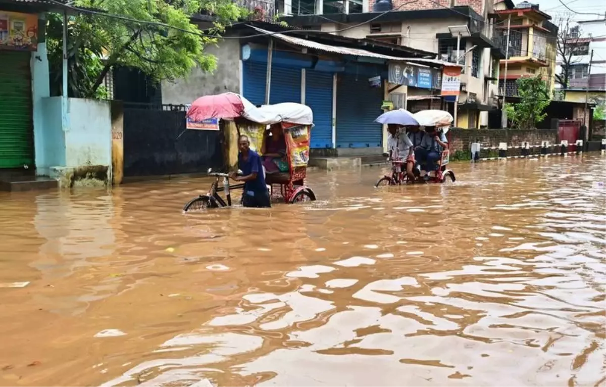 hindistanda sel ve heyelan 18 kisi hayatini kaybetti 33mdS4fa