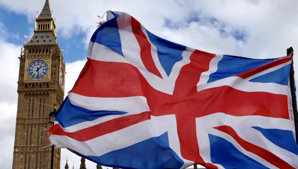 ingilteredecamiye saldiri icinde iki kisi varken atese verdiler 2YtrK29D