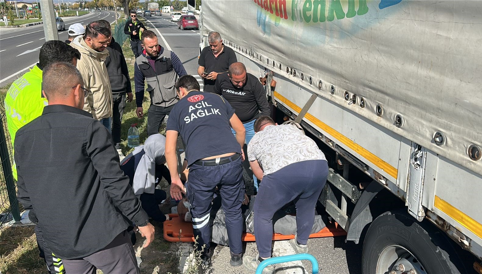 karsiya gecmek isteyen yasli adama tir carpti fbvsvOJR.jpg