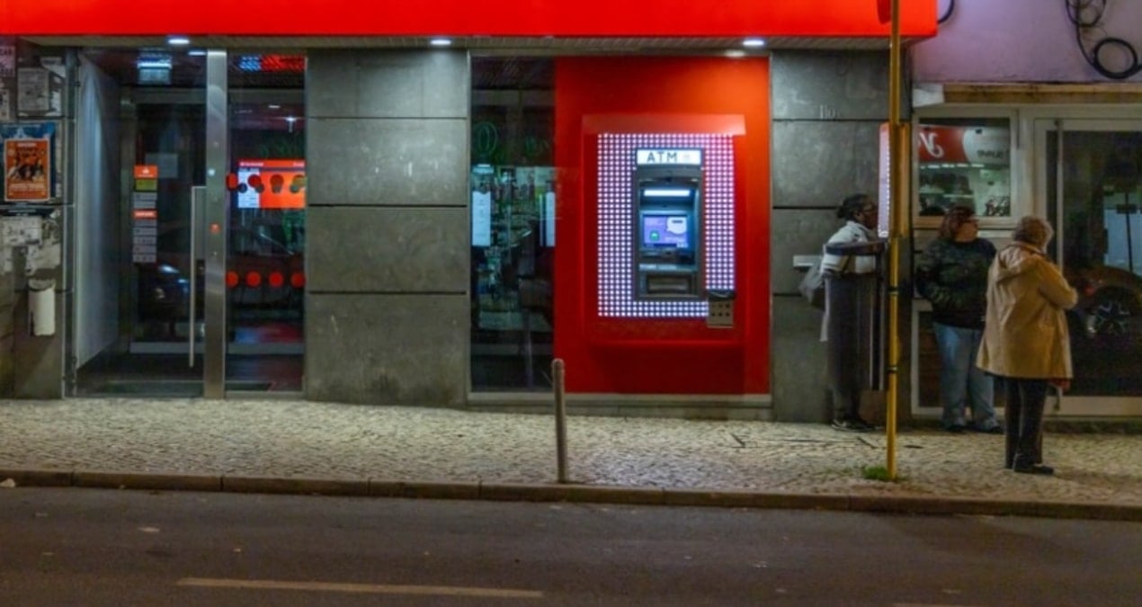 koklu banka 76 subesini tek tek kapatiyor BwbgZjVG.jpg