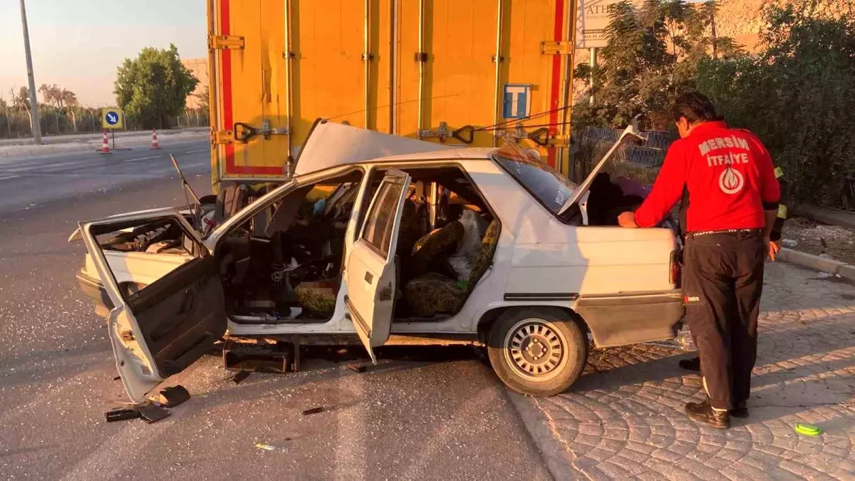 mersinde park halindeki tira carpan otomobilin surucusu hayatini kaybetti OM8Uefwp