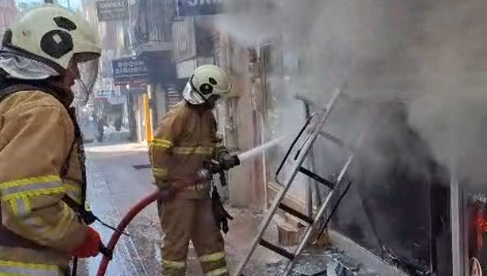 telefon magazasinda korkutan yangin MtRGEswG