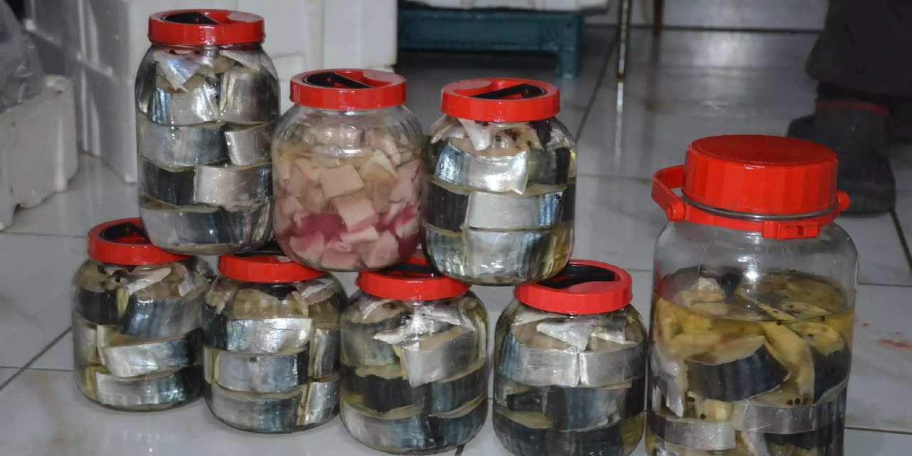 uc gun tuzlu ve buzlu suda bekletilerek hazirlaniyor kavanozu 2 bin lira VjO5Kxgx