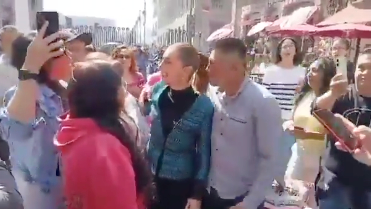 meksika devlet baskanina vatandastan sokak ortasinda taciz zVxWUO88.jpg