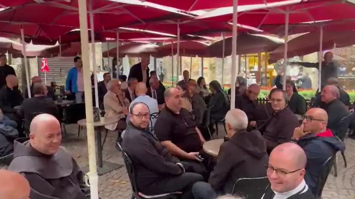 papa heyeti iznikte turk kahvesi icti 1mOughqQ.jpg