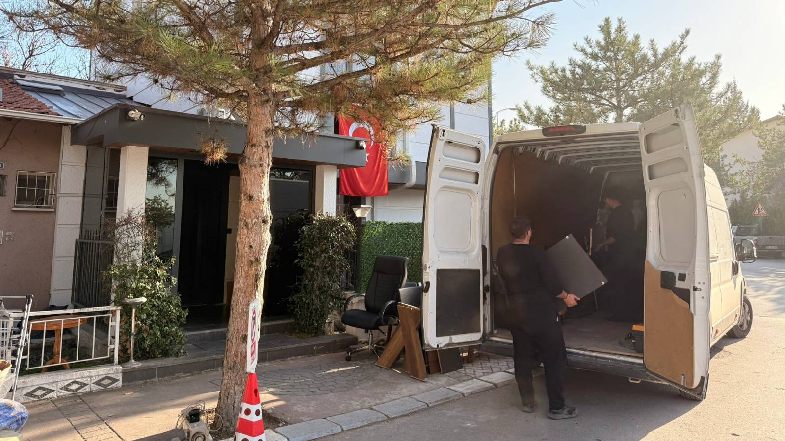 satisa cikmisti kilicdaroglu ankaradaki ofisinibosaltti nUzrYZ6g.jpg