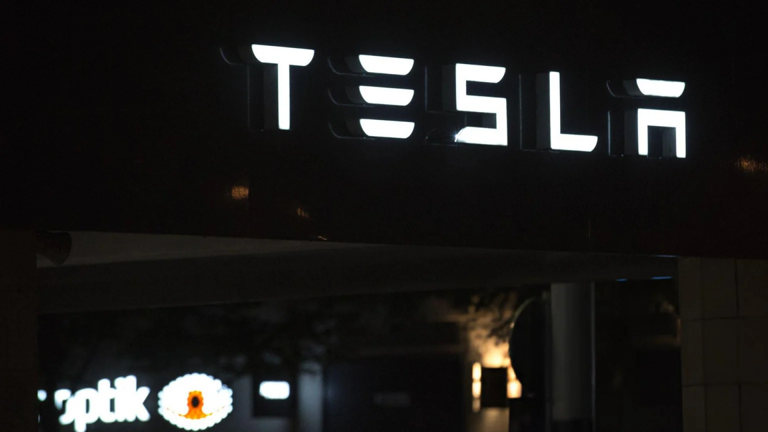 Tesla yöneticileri, maaşlarını orantısız yükselttikleri için 919 milyon dolar tazminat ödeyecek