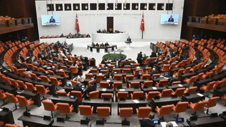 chp-yilda-2-kez-memurlara-ikramiye-odenmesi-icin-teklif-verdi-O3vFlzns.webp